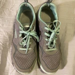 8.5 women’s sketcher shoes. Barely worn. Not very old and taken good care of.